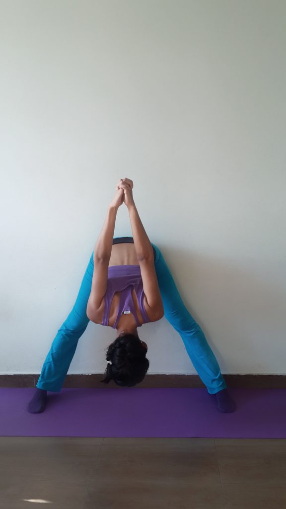 Brust zu den Knie Yoga Übung