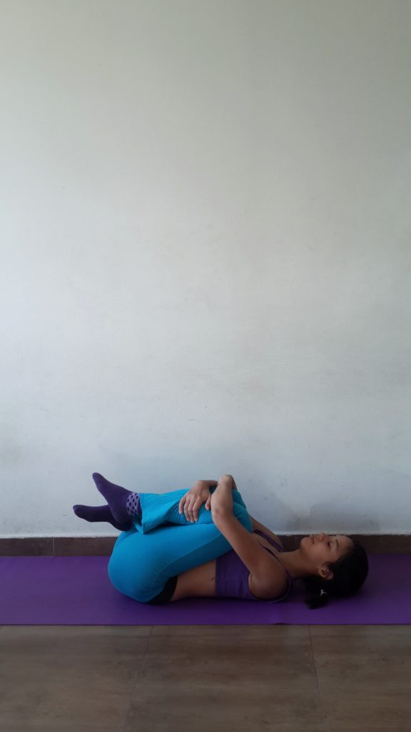 Knie zur Brust Yoga